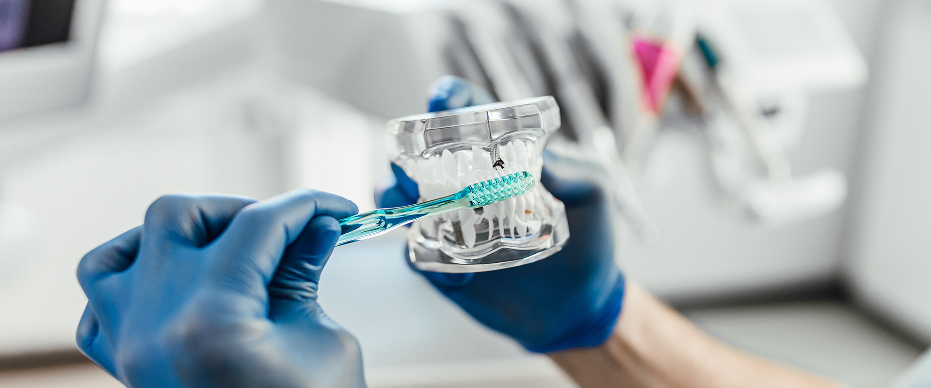 Hampaiden harjauksen ohjeistaminen hammasmallin avulla hammalääkärin vastaanotolla